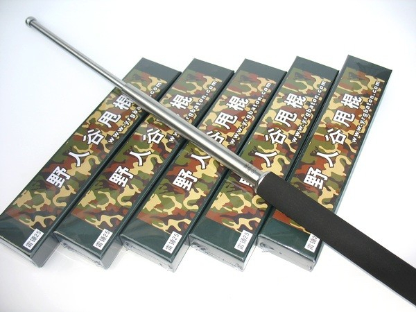 如何使用伸縮甩棍？
